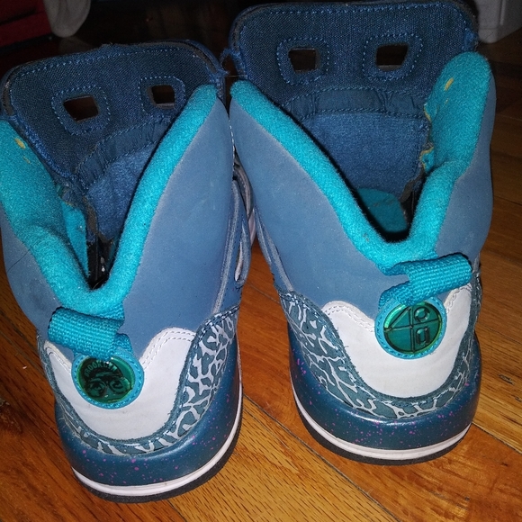 Sneakers - Picture 1 of 4